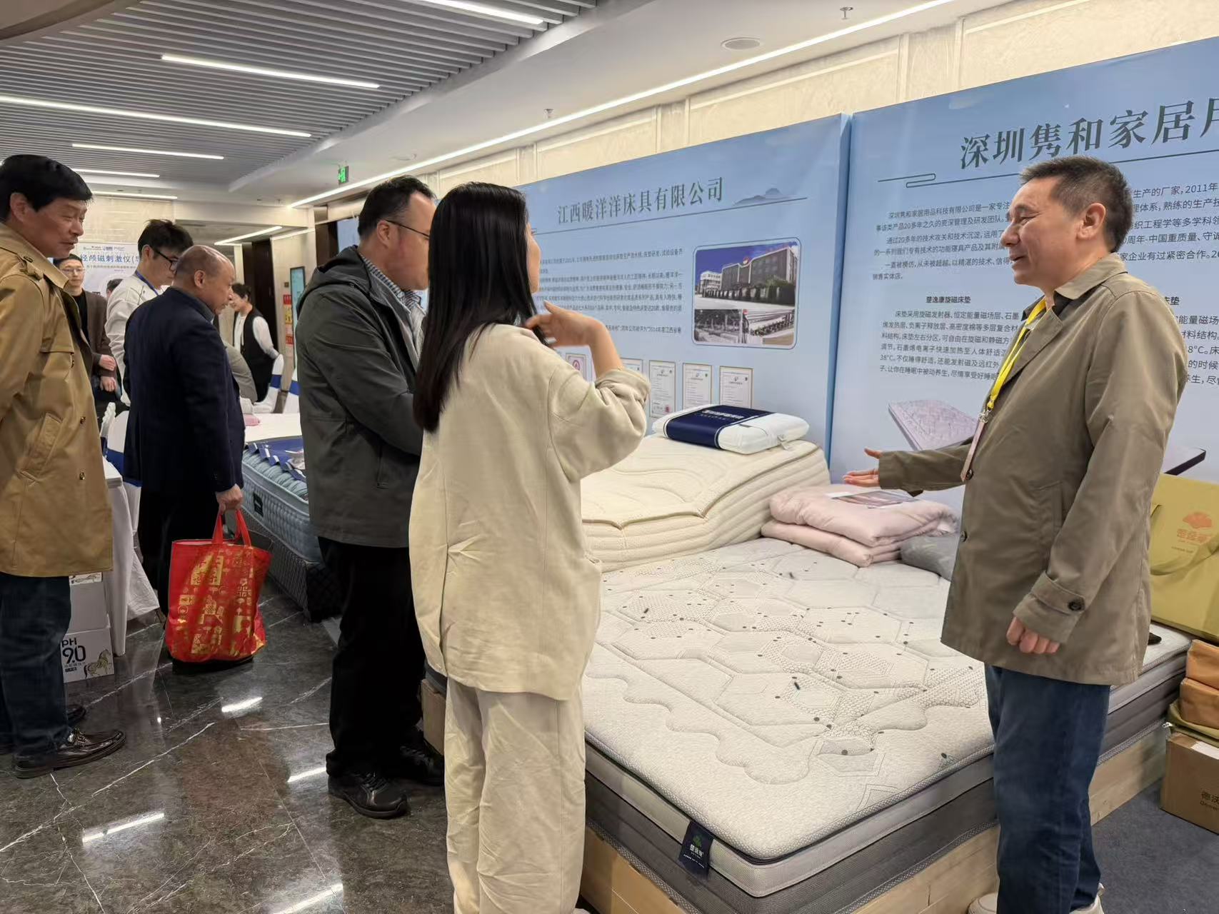 庐山市李副市长到公司展位调研.jpg 庐山市李副市长到公司展位调研.jpg